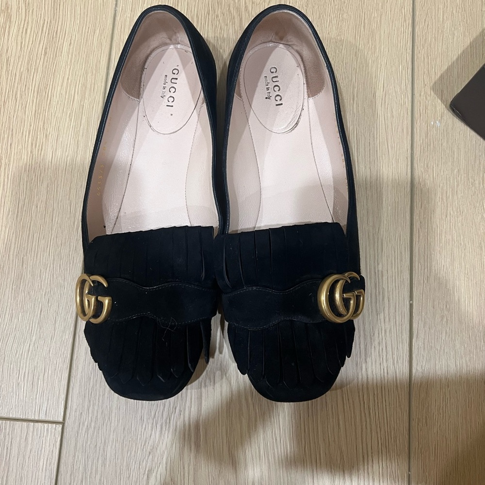 Lightly worn Gucci flats very cute for going out or office wear.